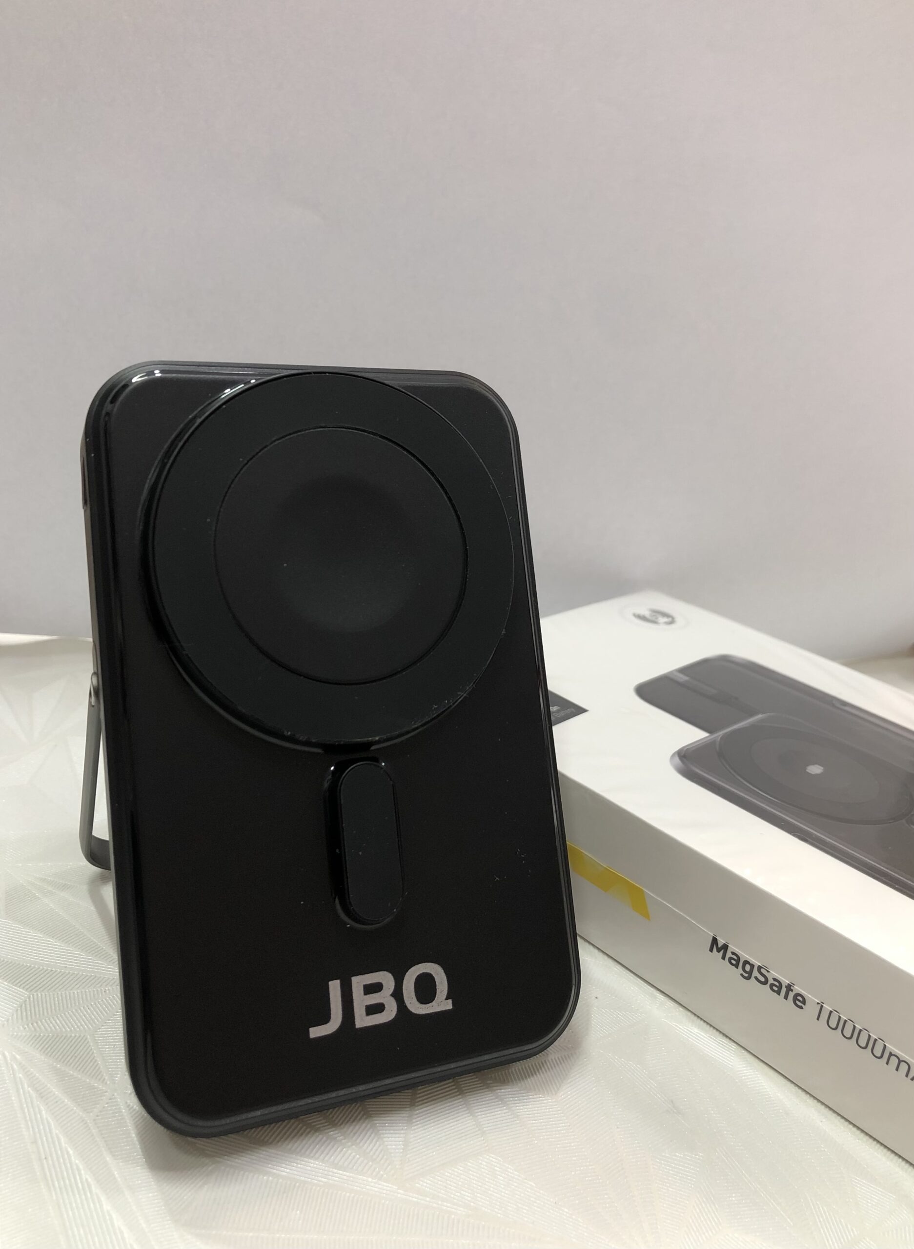 پاور بانک مدل Mag safe built in type c charging cabie